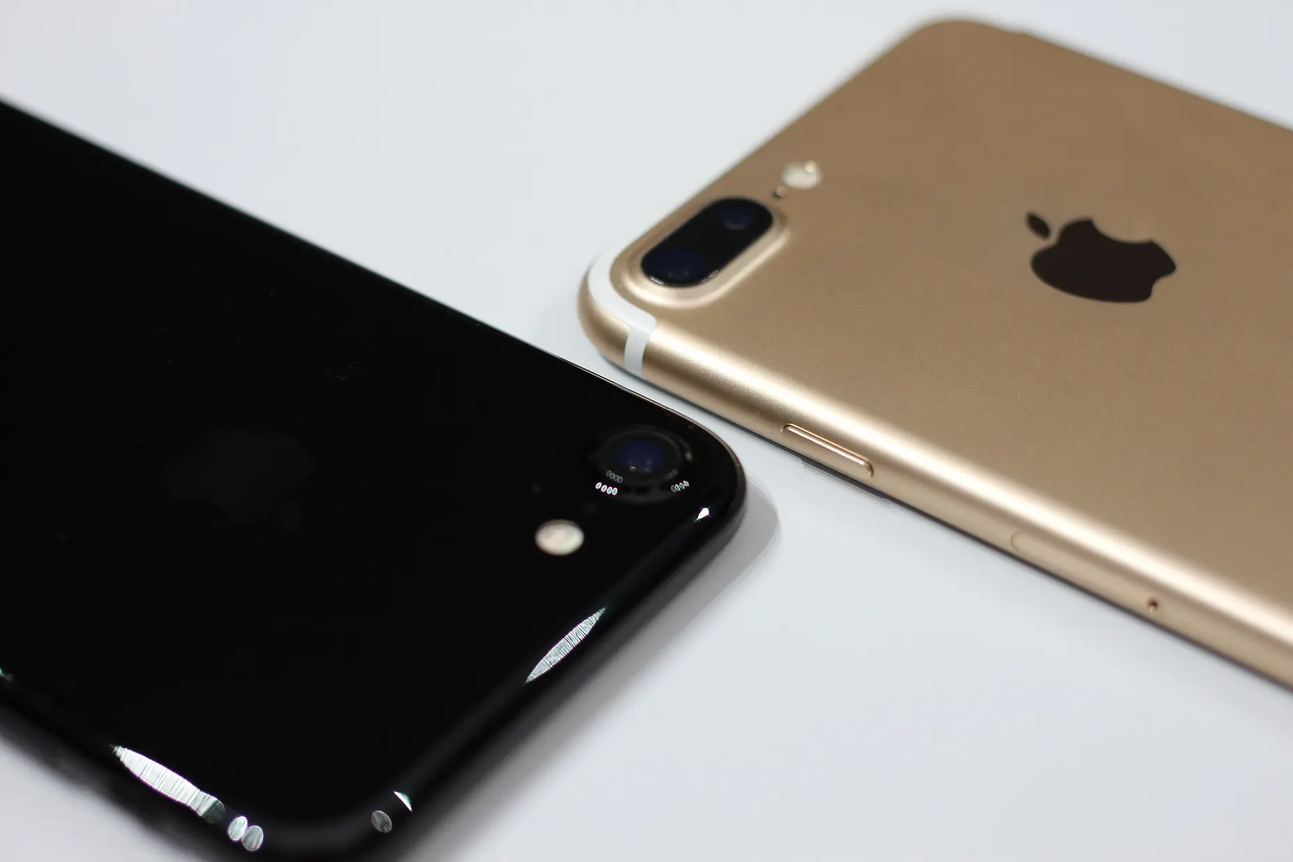 An iPhone 7 and iPhone 7 Plus side by side, the model that removed the headphone jack.